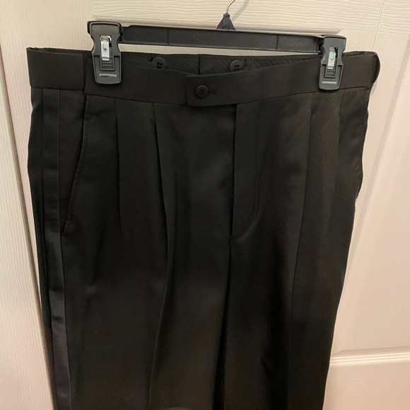 Men’s Tuxedo Suit - Picture 2 of 2